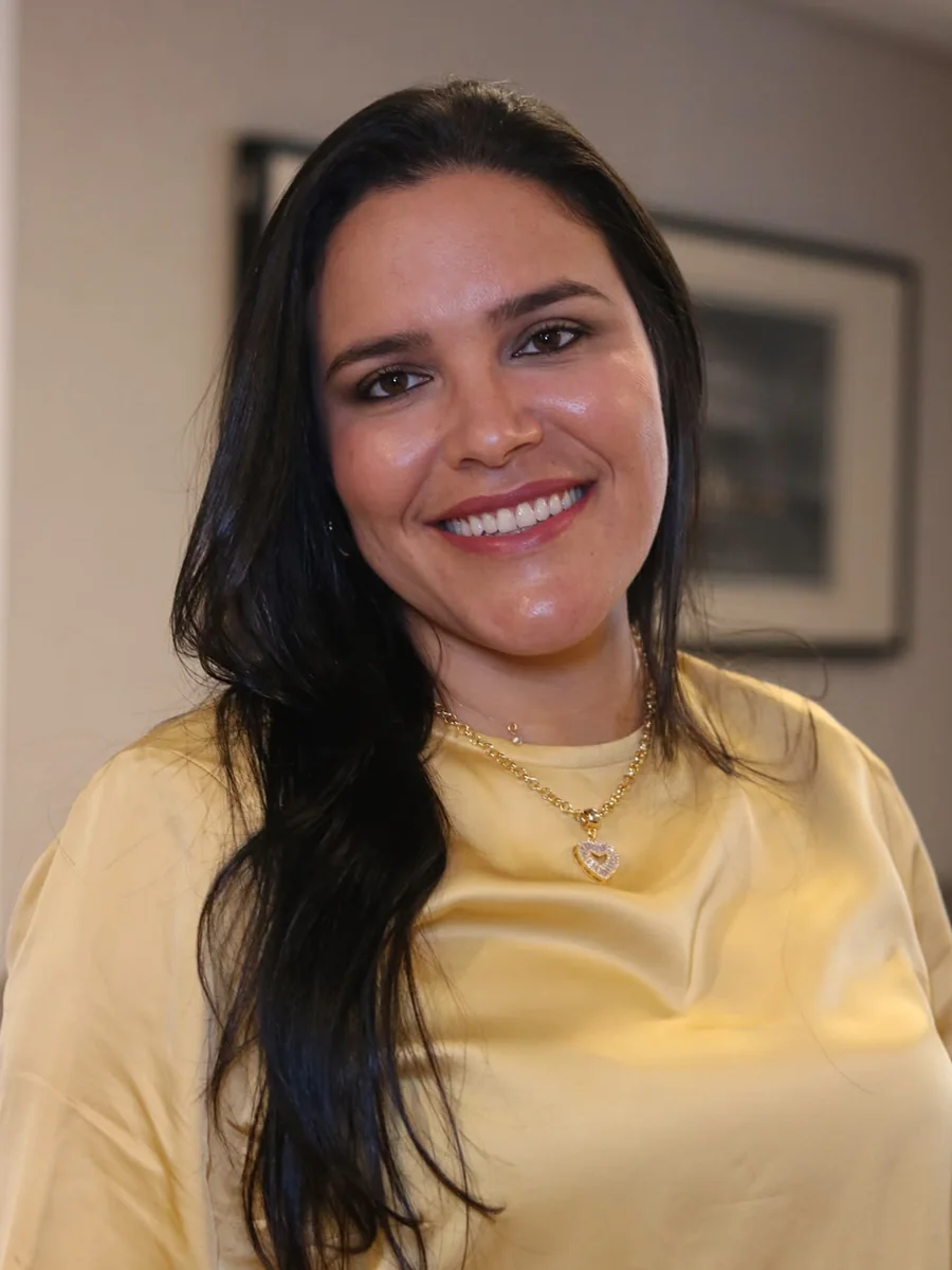 Dra. Manuella Vidal, dentista em Cruz das Almas, sorrindo
